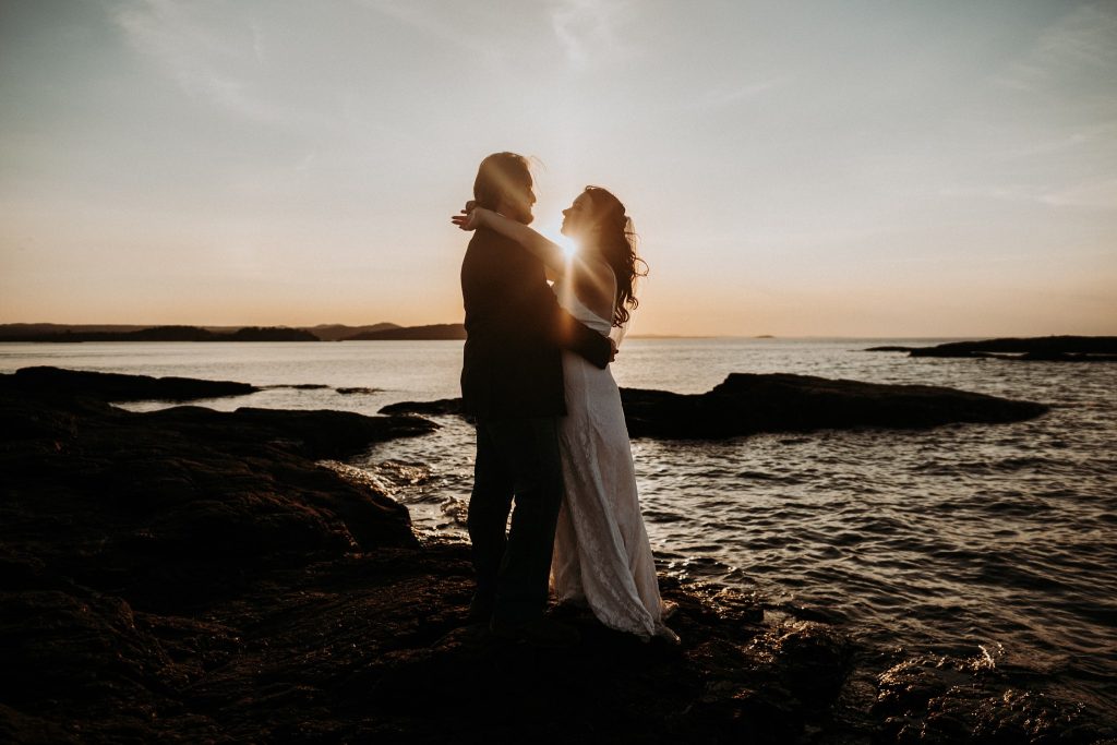 A Perfect Micro Wedding at the Black Rocks in Marquette